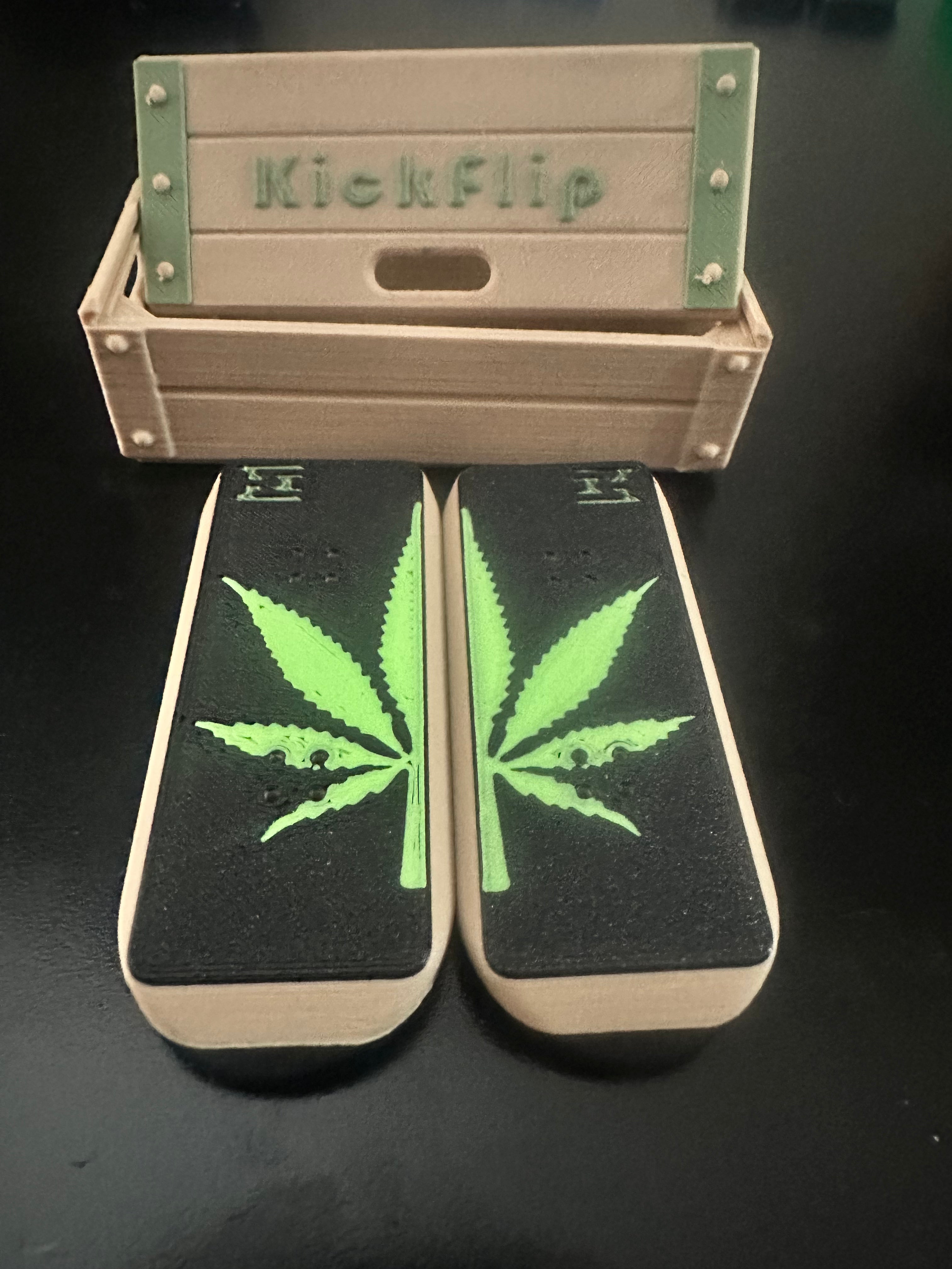 Canna Leaf Kickflip Magnet Fidget