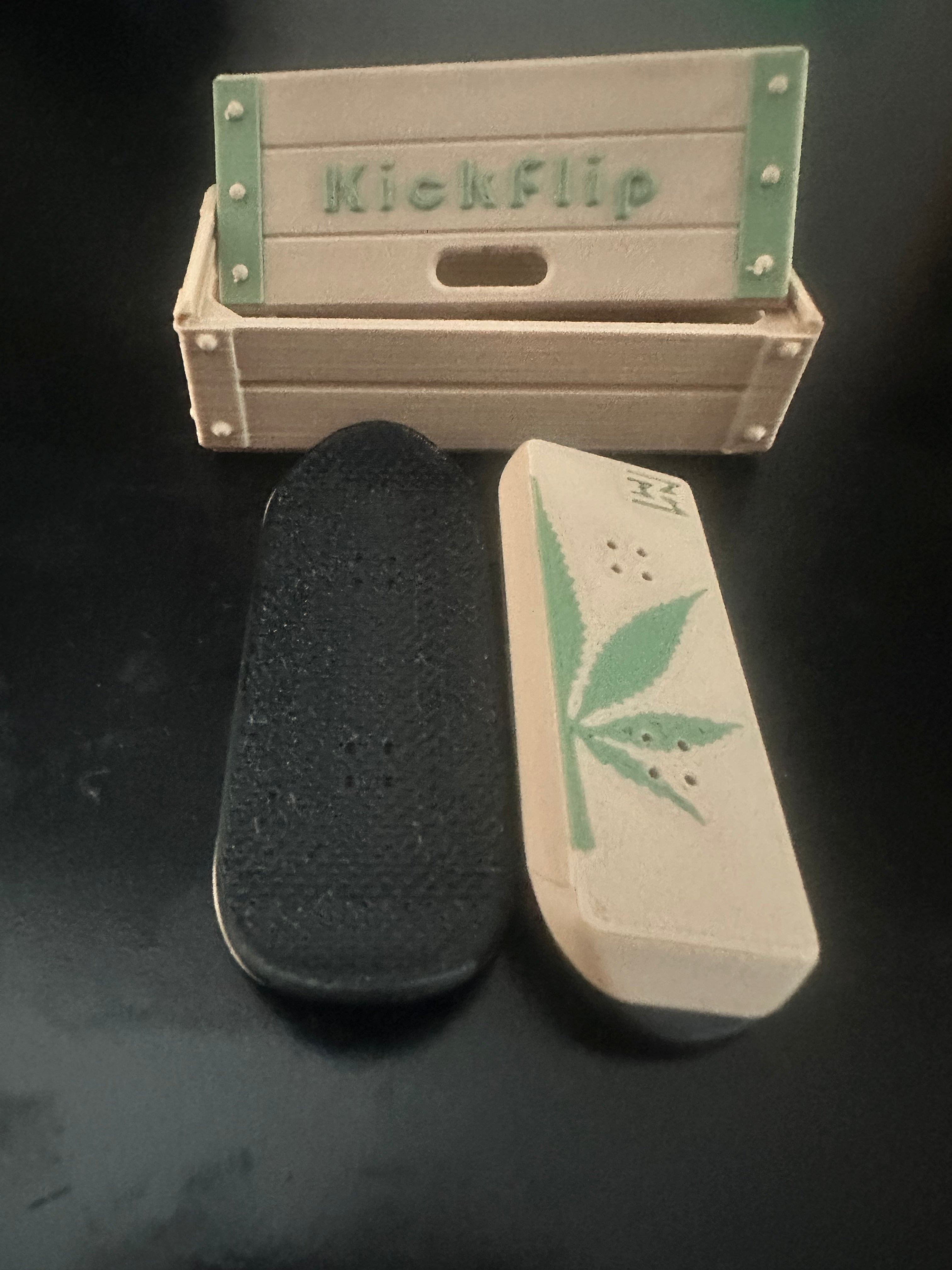 Canna Leaf Kickflip Magnet Fidget